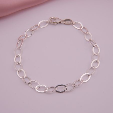 Filigranes Armband aus Silber für Damen liegend